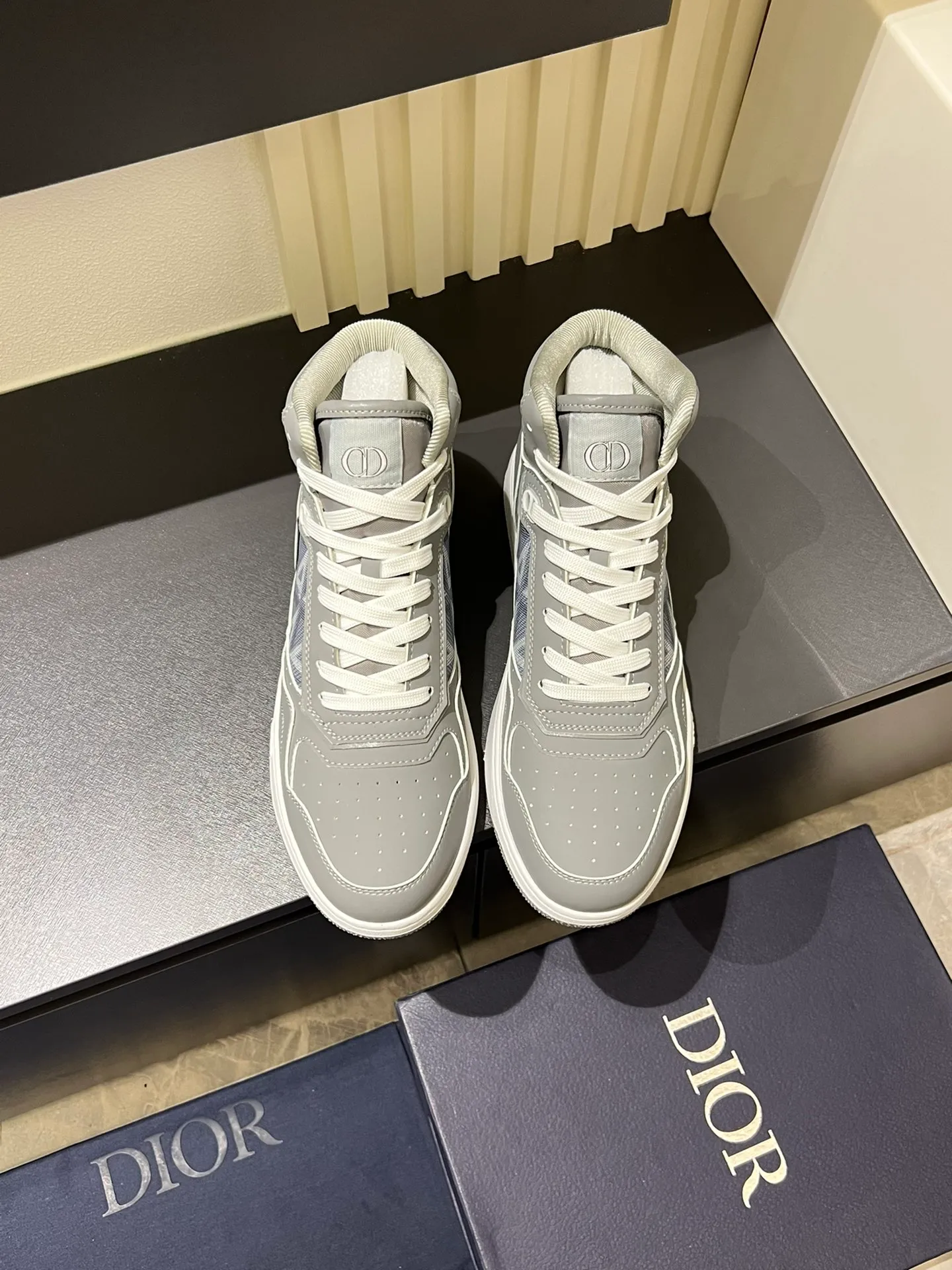 Men's shoes 💰p460 "Dio*" mid-top B27 casual sneakers. This B27 high-top sneaker is a new product in the series and continues Di*r's classic style. Crafted from gray and white smooth calf leather with beige and black Oblique print panels on the sides. The "CD Icon" shaped shoelace eyelets are clever and delicate, and the two-color rubber sole, rear collar and heel are all equipped with the brand's iconic details to enhance the style. Oblique printed straps at the ankle allow for an adjustable fit to complement the overall design. Fashionable and versatile, it can complement any look. Create an exquisite design with unique dynamic vitality and modern atmosphere, presented in low-top and high-top styles. This new must-have shoe adds a new dimension to Dior's archive heritage, embodying modern elegance. Purchase the original version and make it 1:1. If you need top quality, please come to me! Male 38-44!